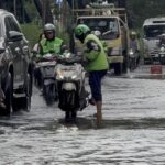 Banjir Kelapa Gading: Ojol Terpaksa Parkir di Tengah Jalan Demi Antar Pesanan