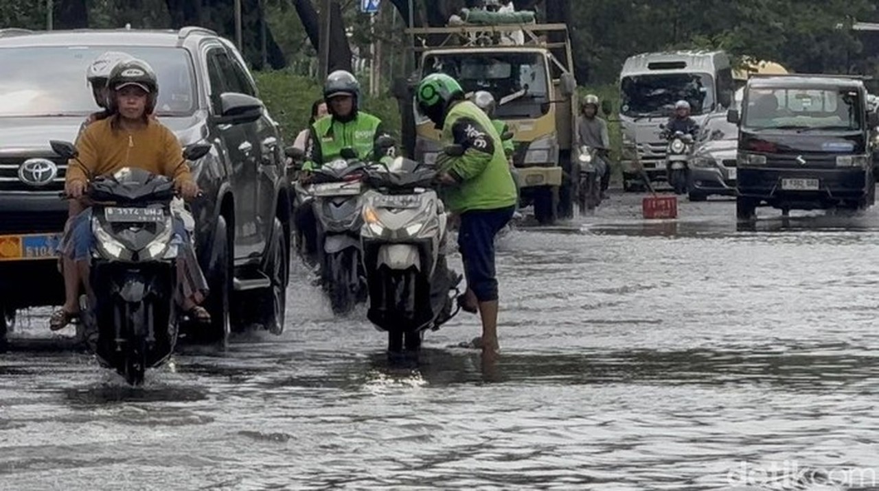 Banjir Kelapa Gading: Ojol Terpaksa Parkir di Tengah Jalan Demi Antar Pesanan