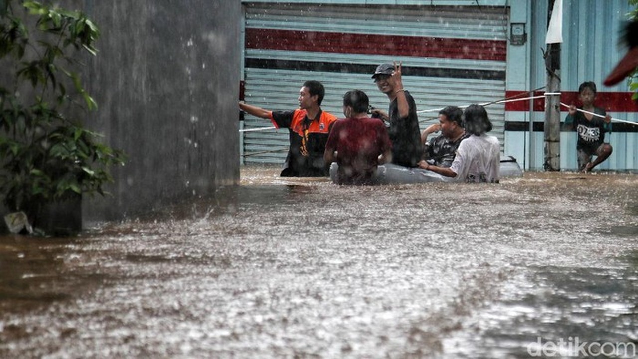 Banjir Cipinang Melayu Capai 130 Cm Akibat Luapan Kali Sunter