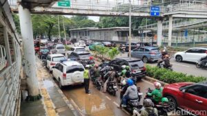 Banjir 10 Cm di Jalan Letjen Suprapto Jakpus, Arus Lalu Lintas Tersendat