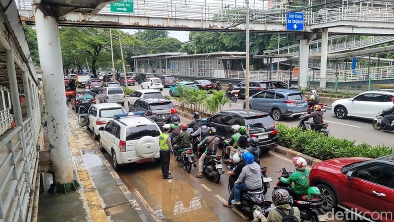 Banjir 10 Cm di Jalan Letjen Suprapto Jakpus, Arus Lalu Lintas Tersendat