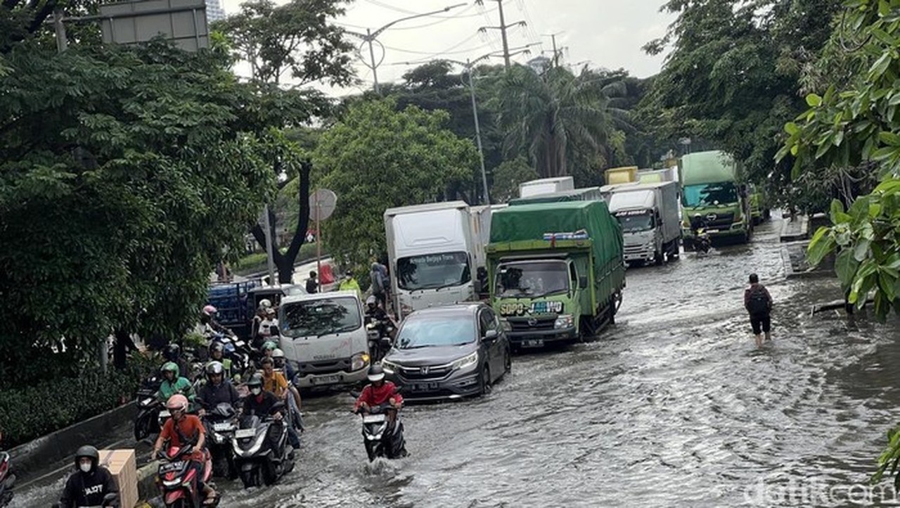 Banjir di Daan Mogot Jakbar Lumpuhkan Lalu Lintas Seharian, Titik Genangan Meluas