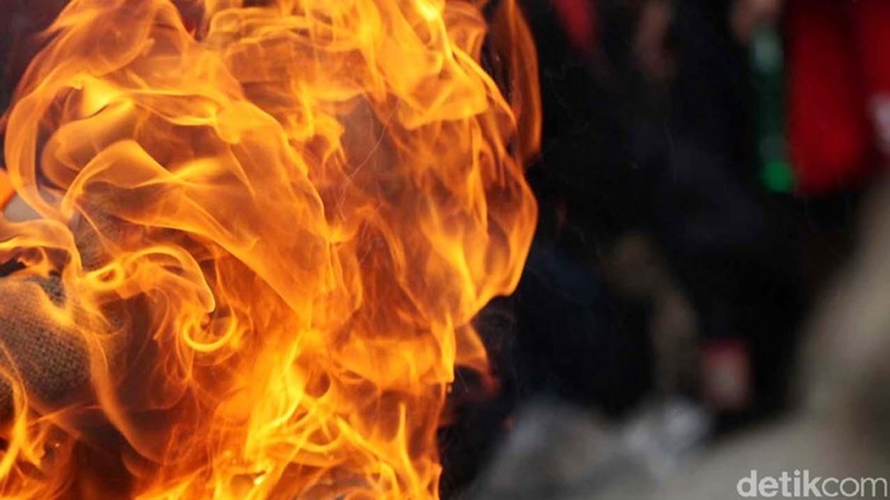 Api Berkobar di Kedubes Italia Menteng, 7 Unit Damkar Berjibaku Padamkan Api