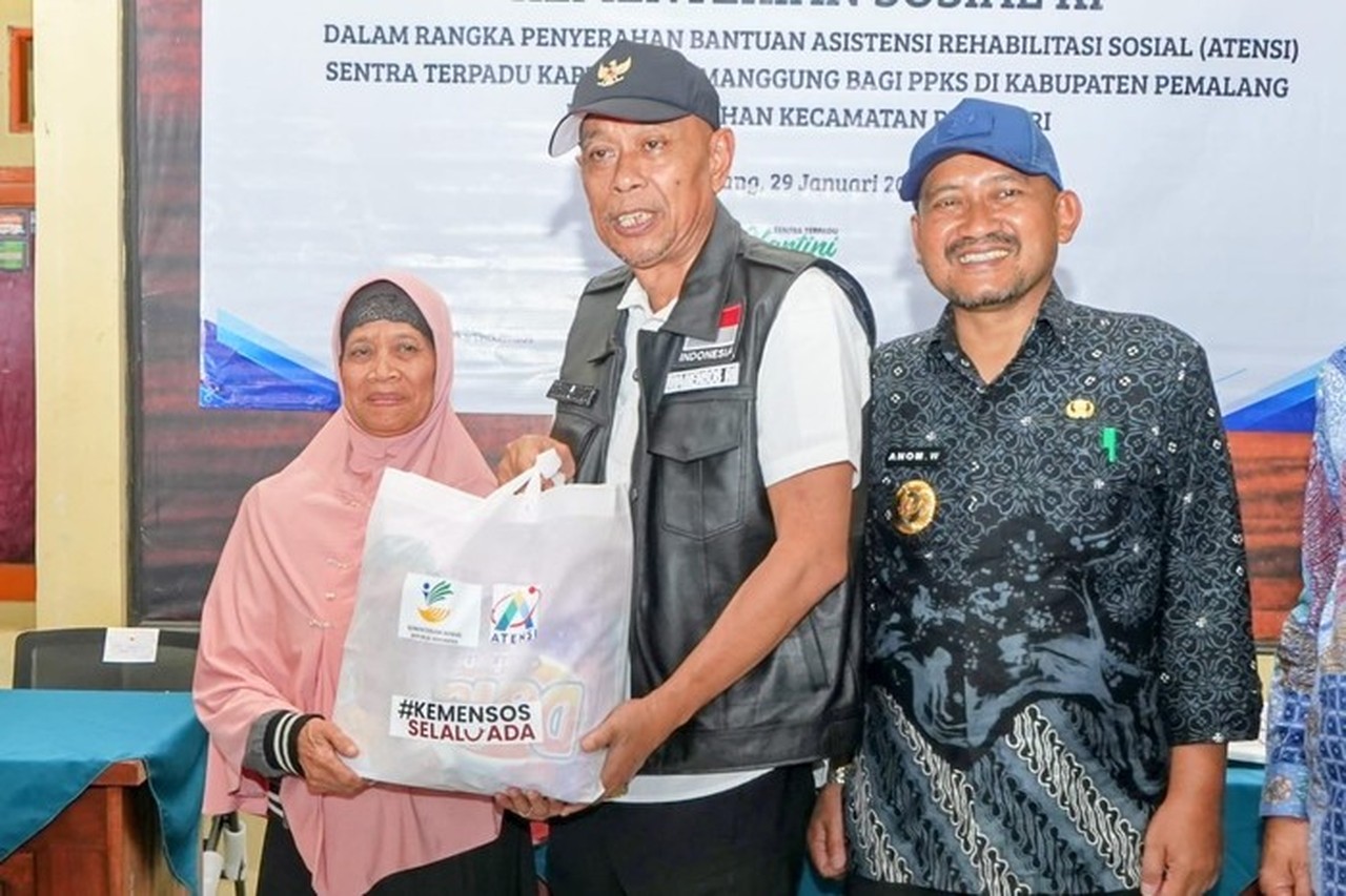 Wamensos Salurkan Bantuan ATENSI untuk Lansia dan Disabilitas di Pemalang Senilai Rp192 Juta