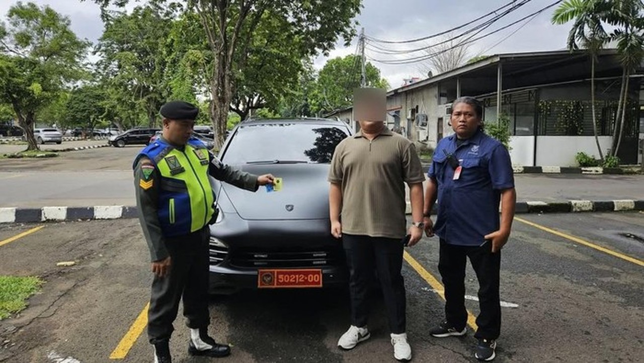 Porsche Berpelat Dinas Kemhan Terjaring Patroli, Pengemudi Diserahkan ke Polisi
