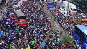 Banjir Daan Mogot Lumpuhkan Lalu Lintas, Warga Terjebak 3 Jam Hingga Batal Ngantor