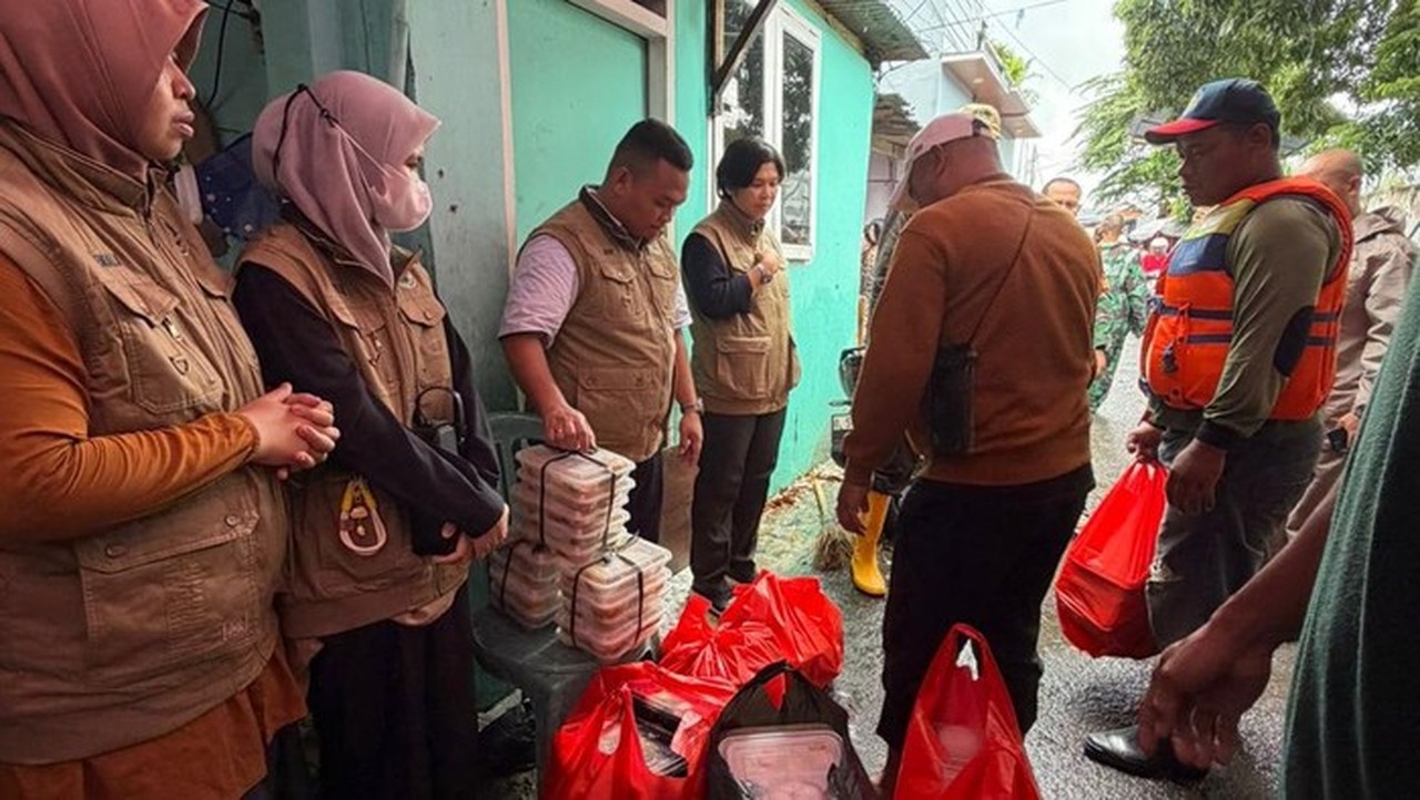 Polisi dan SPPG Bekasi Salurkan 500 Paket Nasi untuk Warga Terdampak Banjir Teluk Pucung