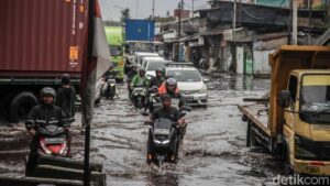 Banjir Jakarta: 28 RT dan 11 Ruas Jalan Masih Terendam Akibat Hujan Deras