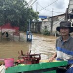 Pedagang Ikan Bekasi Terobos Banjir Kranji Demi Tetap Bertahan Mencari Nafkah