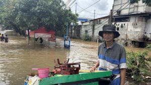 Pedagang Ikan Bekasi Terobos Banjir Kranji Demi Tetap Bertahan Mencari Nafkah