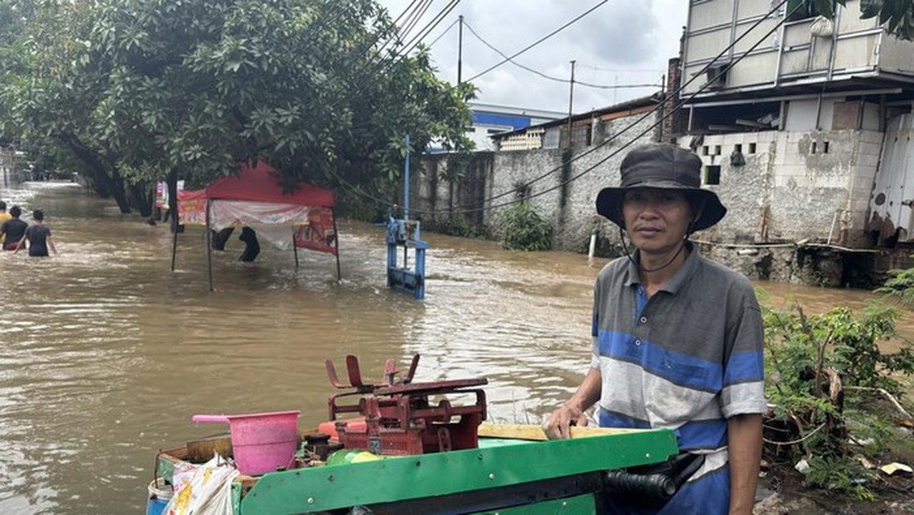 Pedagang Ikan Bekasi Terobos Banjir Kranji Demi Tetap Bertahan Mencari Nafkah
