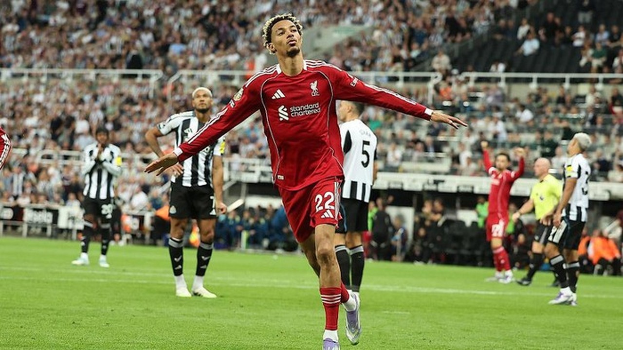 Hugo Ekitike Siap Bungkam Cemoohan Fans Newcastle di Anfield