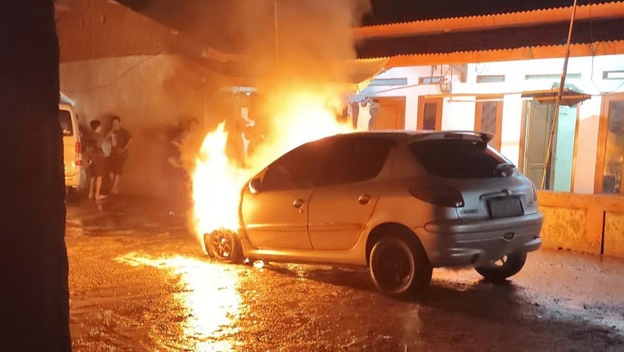 Mobil Warga Tiba-tiba Terbakar di Bogor, Diduga Akibat Korsleting Listrik