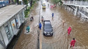 Banjir Landa Daan Mogot Jakarta Barat, Lalu Lintas Lumpuh Total Akibat Genangan 30 Cm