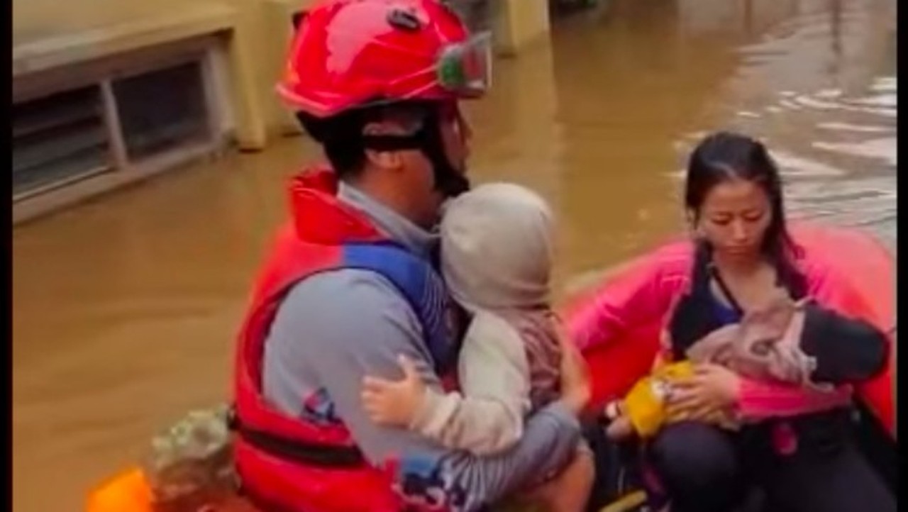 Banjir Rawajati Jakarta Selatan Capai 1,5 Meter, Warga Dievakuasi Petugas Gabungan
