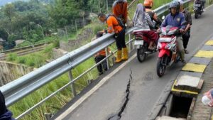 Jalan Khusus Motor di Batutulis Bogor Retak dan Turun Akibat Hujan Deras, Akses Ditutup