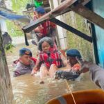 Banjir 1,7 Meter di Kebon Pala, Brimob Evakuasi Lansia, Anak-anak, dan Ibu Hamil