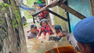 Banjir 1,7 Meter di Kebon Pala, Brimob Evakuasi Lansia, Anak-anak, dan Ibu Hamil