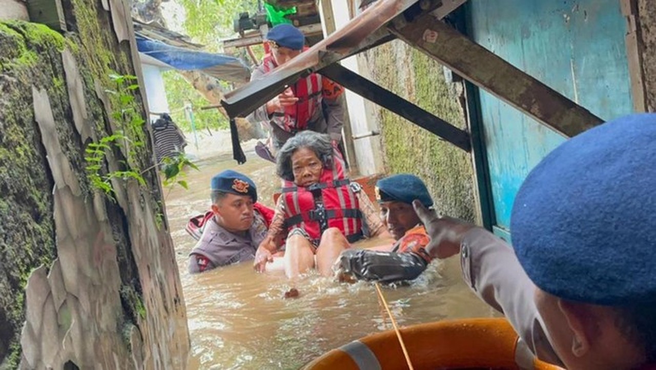 Banjir 1,7 Meter di Kebon Pala, Brimob Evakuasi Lansia, Anak-anak, dan Ibu Hamil