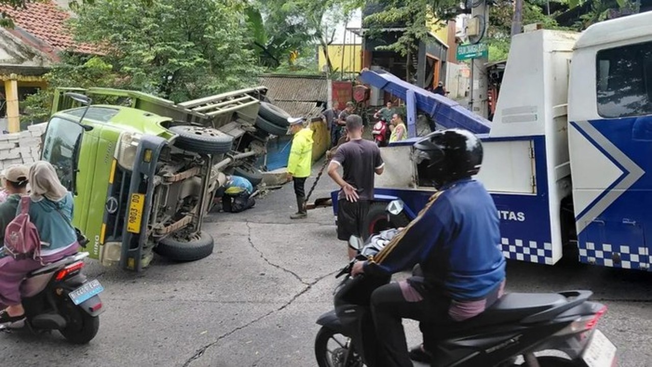 Truk Muatan Hebel Terguling di Cimanggis Depok Akibat Tak Kuat Menanjak