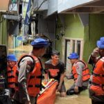 Ditpolairud Polda Metro Jaya Evakuasi Ratusan Warga Terdampak Banjir di Kebon Pala