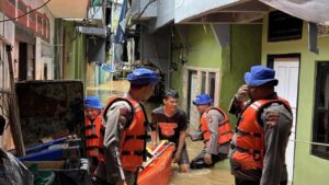 Ditpolairud Polda Metro Jaya Evakuasi Ratusan Warga Terdampak Banjir di Kebon Pala