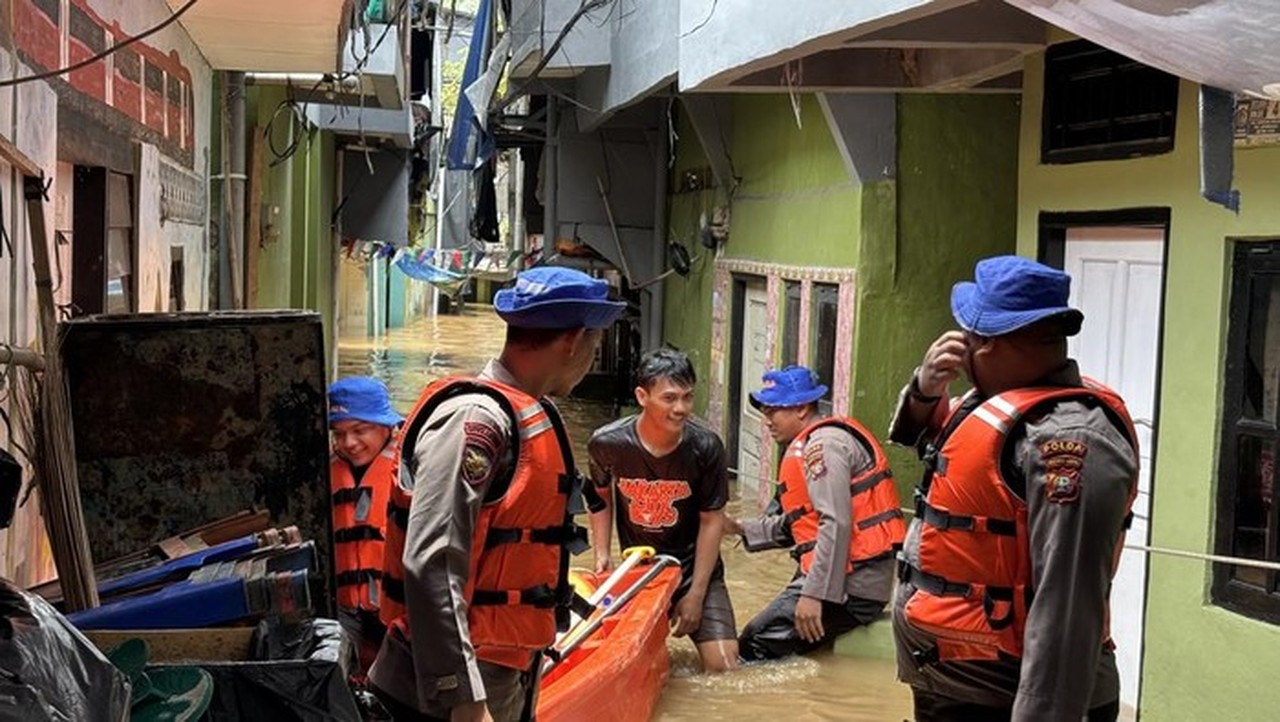 Ditpolairud Polda Metro Jaya Evakuasi Ratusan Warga Terdampak Banjir di Kebon Pala