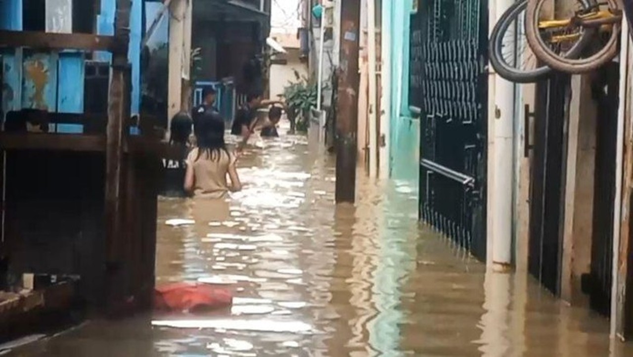 Bidara Cina Kembali Terendam Banjir Setinggi 2 Meter Akibat Luapan Kali Ciliwung