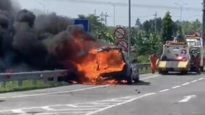 BMW X3 Terbakar Hebat di Tol Gresik, Sempat Keluarkan Asap Sebelum Meledak