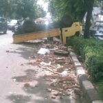 Truk Pecah Ban Terguling di Cempaka Putih, Dua Penumpang Terluka