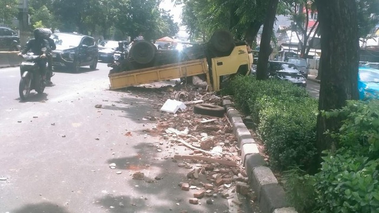 Truk Pecah Ban Terguling di Cempaka Putih, Dua Penumpang Terluka
