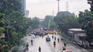 Banjir di Jalan DI Pandjaitan Jakarta Timur Surut, Lalu Lintas ke Arah Sunter Masih Terhambat