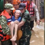 Banjir Kampung Melayu Belum Surut, Ratusan Warga Dievakuasi ke SDN 02