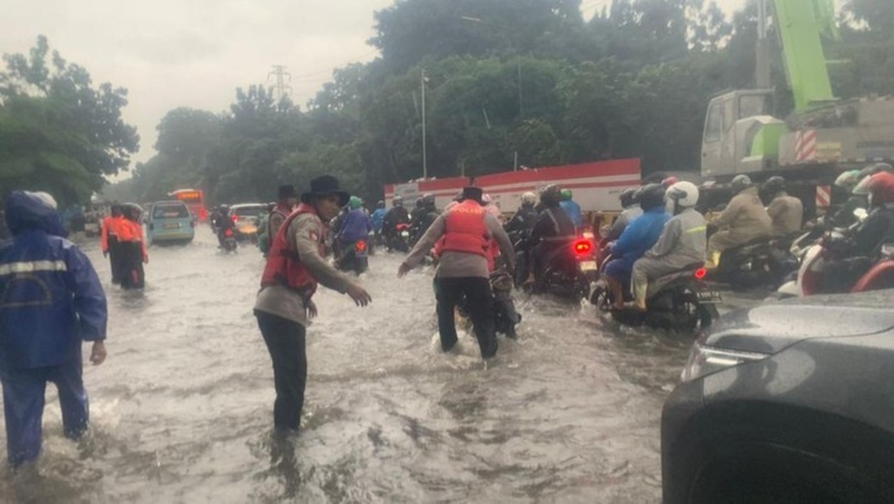 Banjir 40 Cm di Jalan DI Pandjaitan, Polisi Bantu Dorong Motor Warga yang Mogok