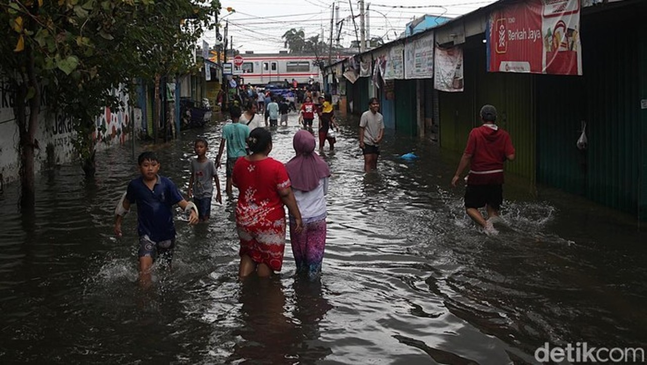 Banjir Masih Kepung 30 RT di Jakarta, Ketinggian Air Capai 1,4 Meter
