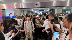 Jokowi Tiba di Makassar, Disambut Meriah Ribuan Kader PSI Jelang Beri Arahan Rakernas