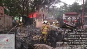 Api Lahap Rumah dan Lapak Semi Permanen di Cengkareng Akibat Korsleting Listrik
