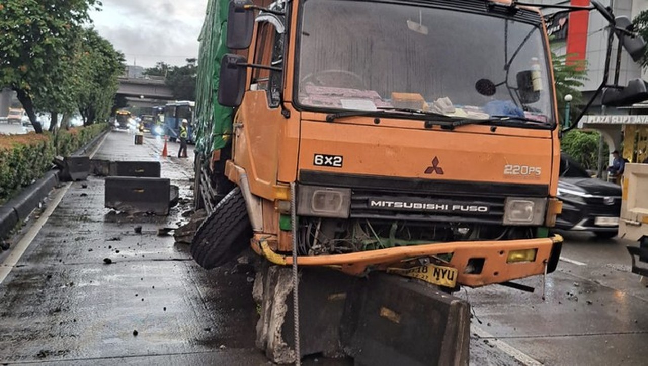 Truk Muatan Tabrak Separator TransJ di Palmerah, Lalu Lintas Jakarta Barat Macet Parah