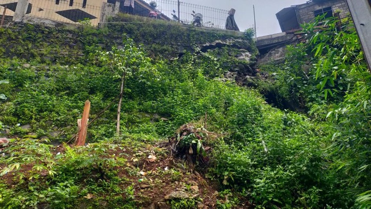 Tebing Retak di Citeureup Bogor Ancam 21 Rumah Warga Akibat Hujan Deras