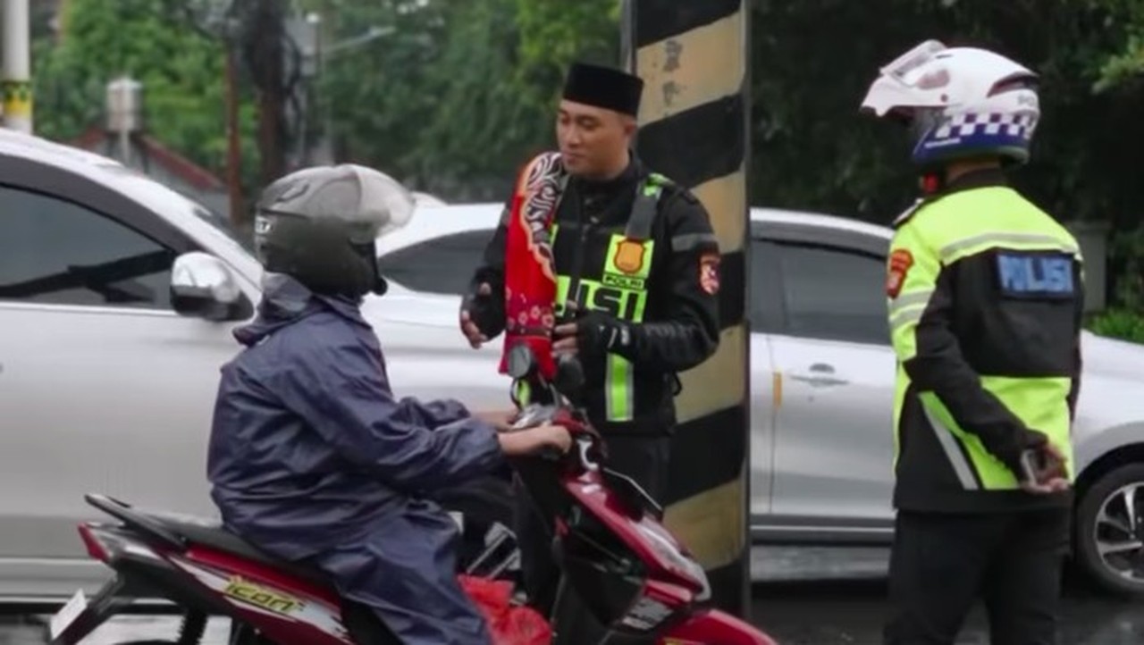 Polisi Lebak Bulus Edukasi Pengendara Lawan Arah dengan Pendekatan Religi