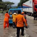 Cilegon Dilanda Banjir, Jalan Raya Cilegon-Anyer Lumpuh Total Akibat Luapan Air