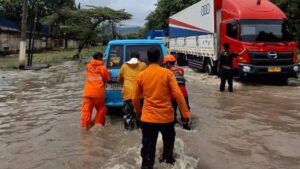 Cilegon Dilanda Banjir, Jalan Raya Cilegon-Anyer Lumpuh Total Akibat Luapan Air