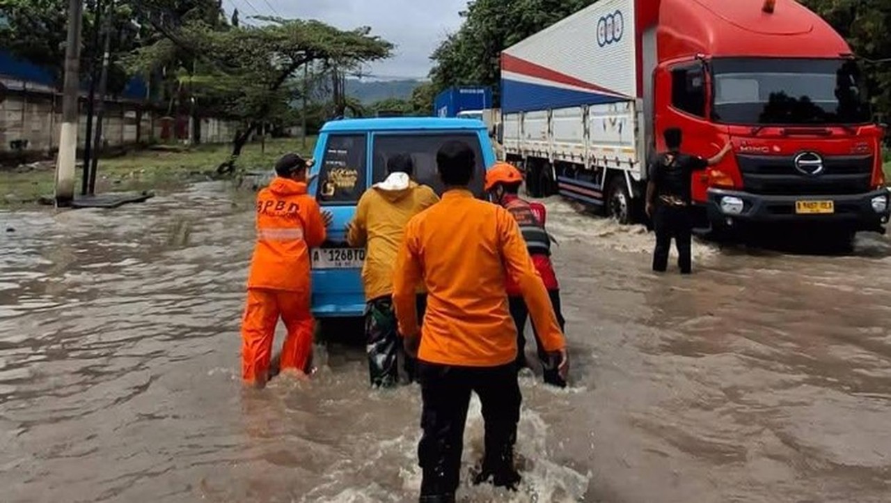 Cilegon Dilanda Banjir, Jalan Raya Cilegon-Anyer Lumpuh Total Akibat Luapan Air