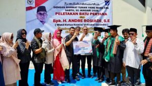 Andre Rosiade Berikan Hadiah Umrah untuk 3 Siswa Hafal Al-Qur’an 30 Juz di SMAN 1 Padang