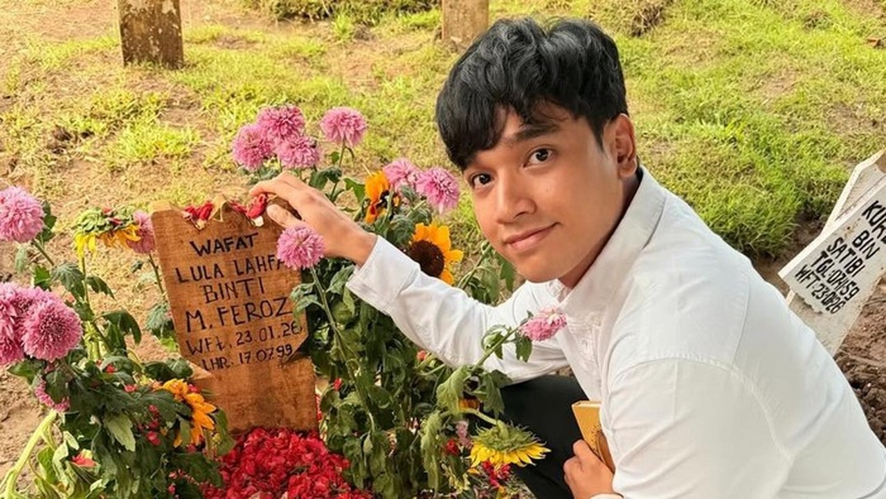 Fadly Faisal Ziarah ke Makam Lula Lahfah, Kenang Momen Kebersamaan dan Berikan Dukungan
