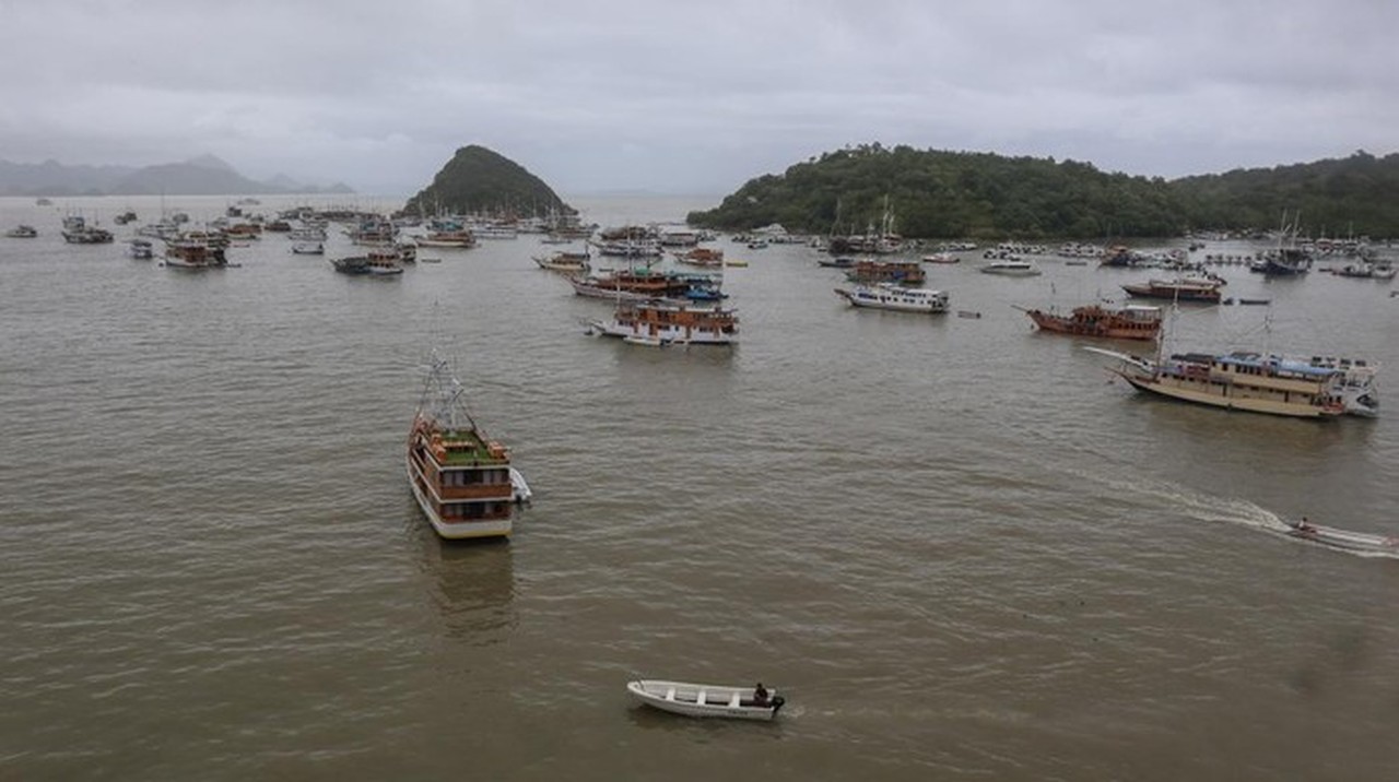 Cuaca Buruk, Pelayaran Kapal Wisata Labuan Bajo Diperpanjang Hingga 1 Februari 2026