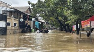 Banjir Kembali Landa Jalan Duta Kranji Bekasi, Air Capai 80 Cm Akibat Hujan dan Luapan Kali