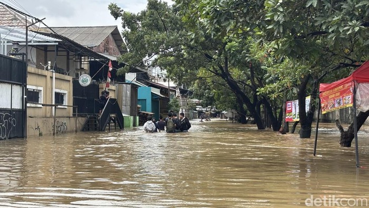 Banjir Kembali Landa Jalan Duta Kranji Bekasi, Air Capai 80 Cm Akibat Hujan dan Luapan Kali