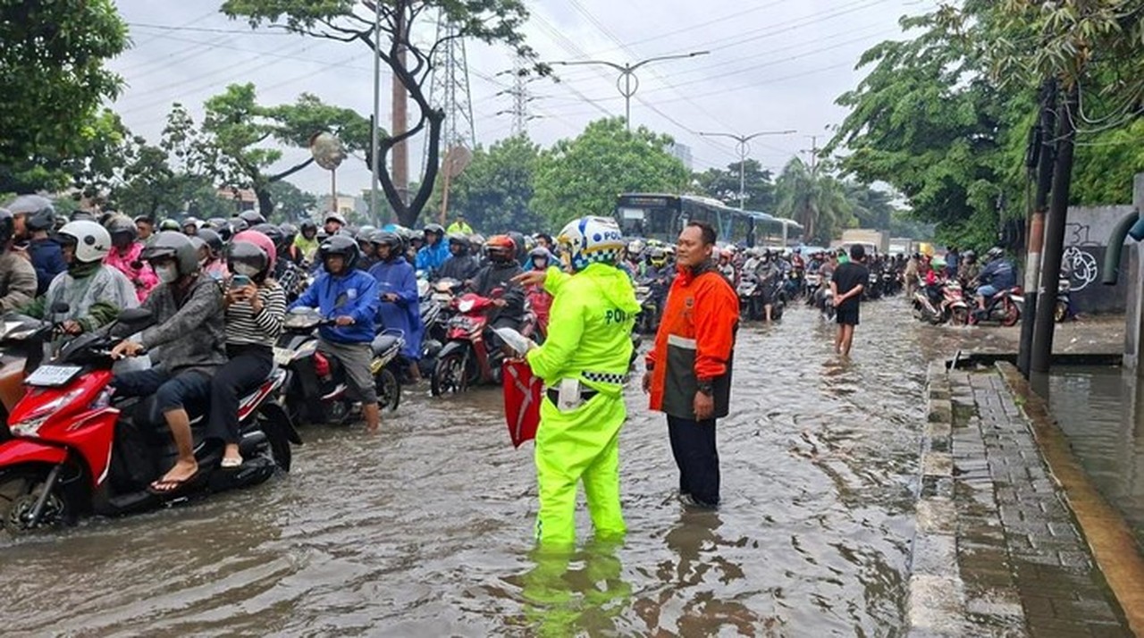 Banjir Daan Mogot Lumpuhkan Lalu Lintas, Ratusan Pemotor Nekat Lawan Arah