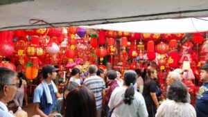 Jelang Imlek 2026, Glodok Dibanjiri Pembeli Pernak-pernik Merah dan Emas